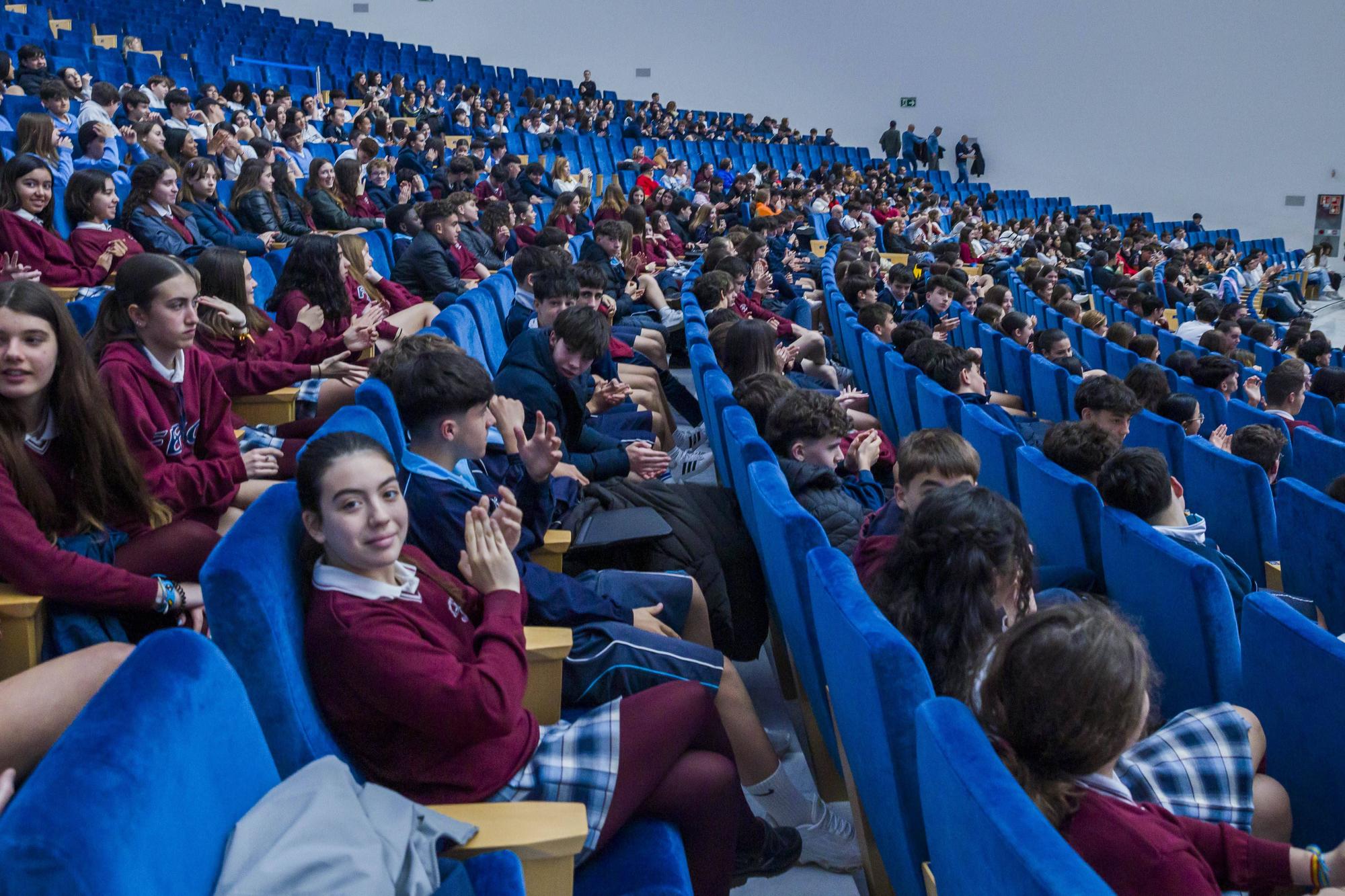 EN IMÁGENES: Así fue la conferencia de la jefa de la Policía Científica de Asturias ante centenares de escolares 

