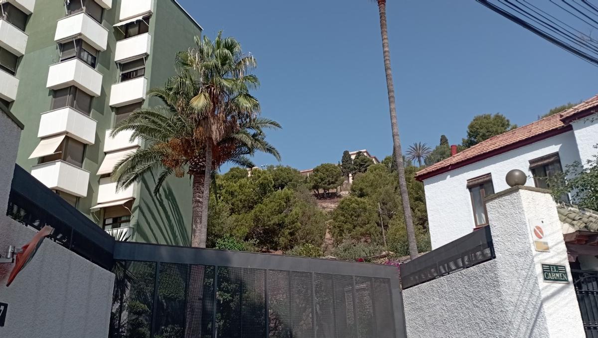 El Colegio de Las Esclavas desde la entrada a la urbanización Villa El Carmen, que ha presentado los escritos al Ayuntamiento.
