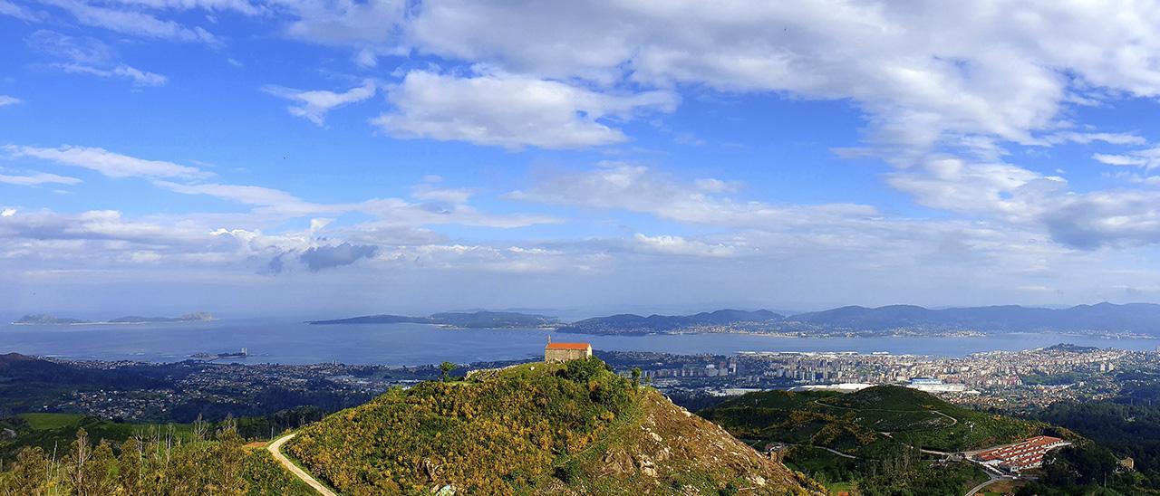 Vista general de la ría de Vigo, en primer plano, la capilla del Monte Alba