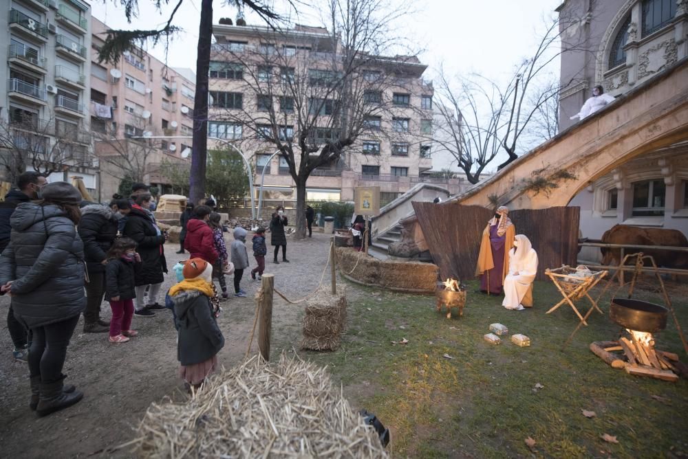 Famílies desfilen il·lusionades pel Parc de Reis de Manresa