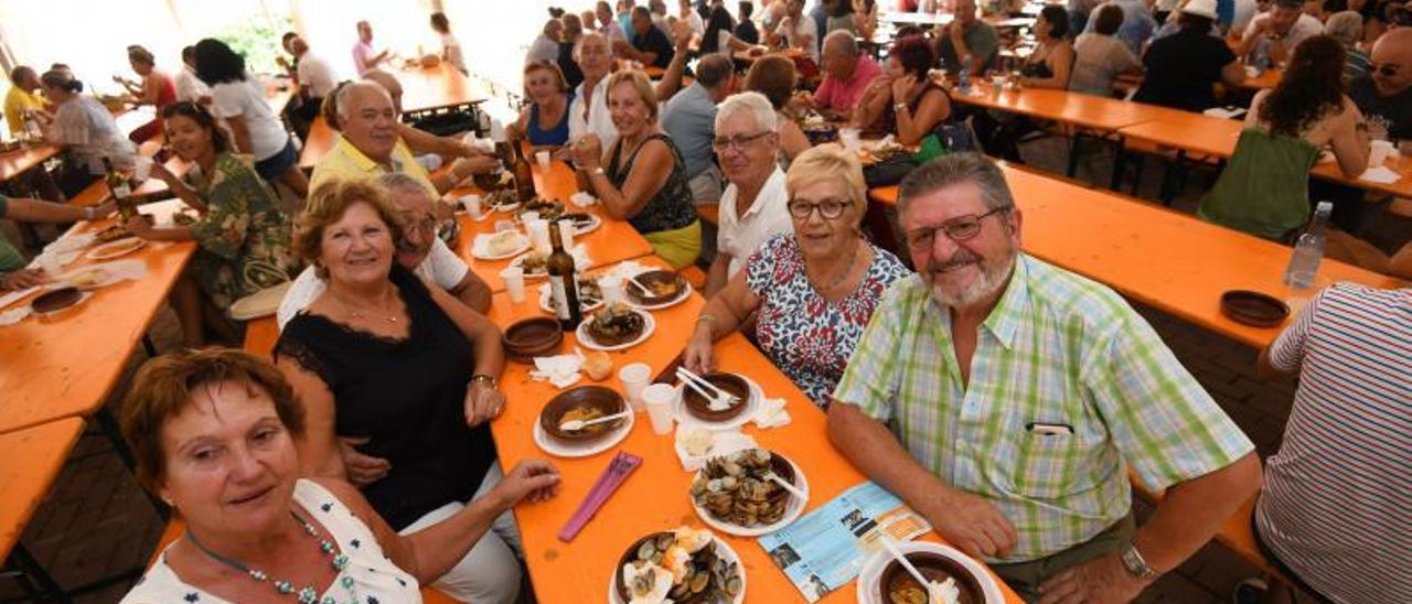 Carpa gastronómica en la edición de 2019 de la Festa da Ameixa. |   // GUSTAVO SANTOS