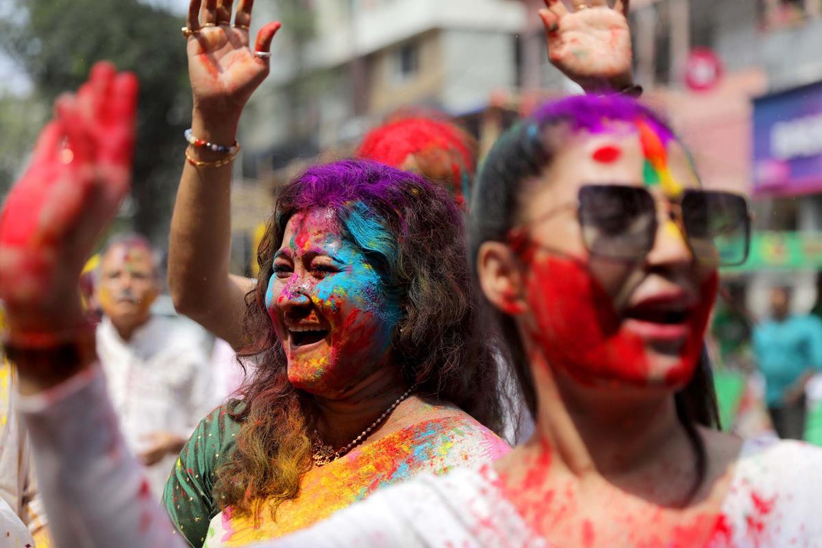 Celebraciones del Holi en el templo Kalupur Swaminarayan , India.