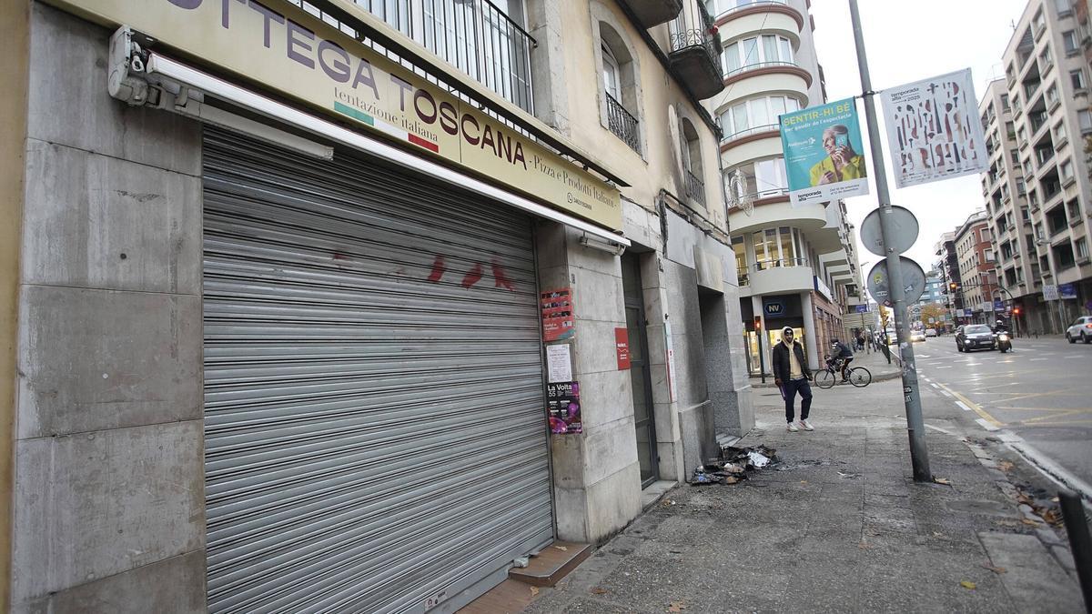 Les imatges de l'incendi d'unes escombraries en una botiga d'alimentació