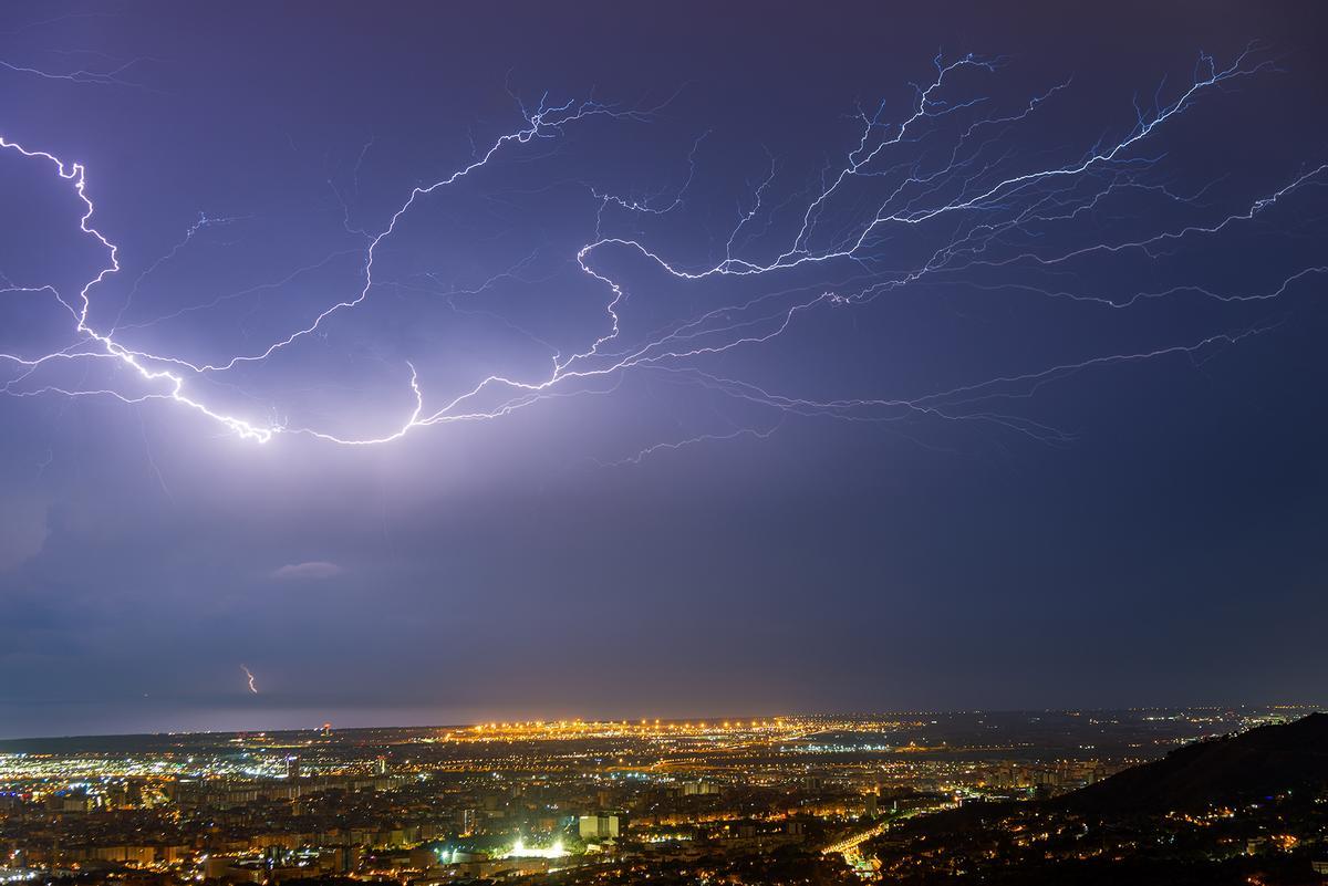 Espectacular tormenta nocturna sobre Barcelona