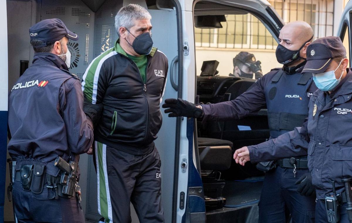 El autor confeso del crimen de Laura a su llegada al Tribunal oscense. | Efe