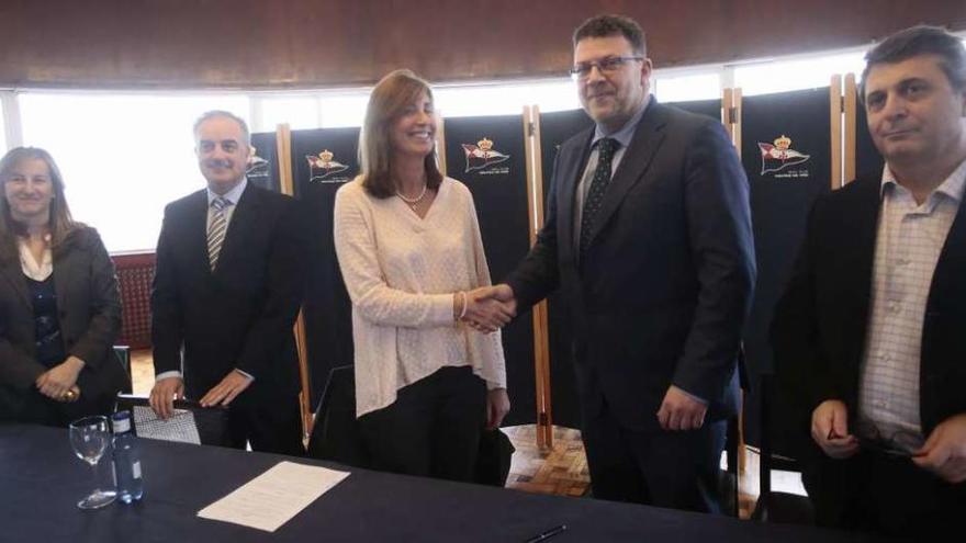 Viviana García, presidenta del Náutico, estrecha la mano a Ignacio Pérez Amoedo, presidente de la Fundación Coral Casa Blanca, junto a los directivos del Náutico Belén Estévez, Julio Rodríguez y Jesús Saiz. // A.I.