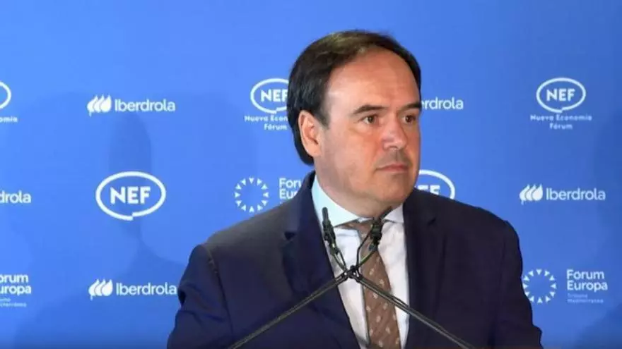 Llorca anuncia hasta 25.000 euros por colegio para climatización y una nueva Ley del Suelo