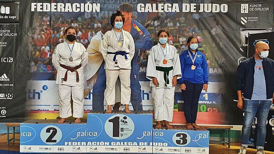 Ana Ferro, en el tercer cajón del podio en más de 63 kilos. |  // FDV