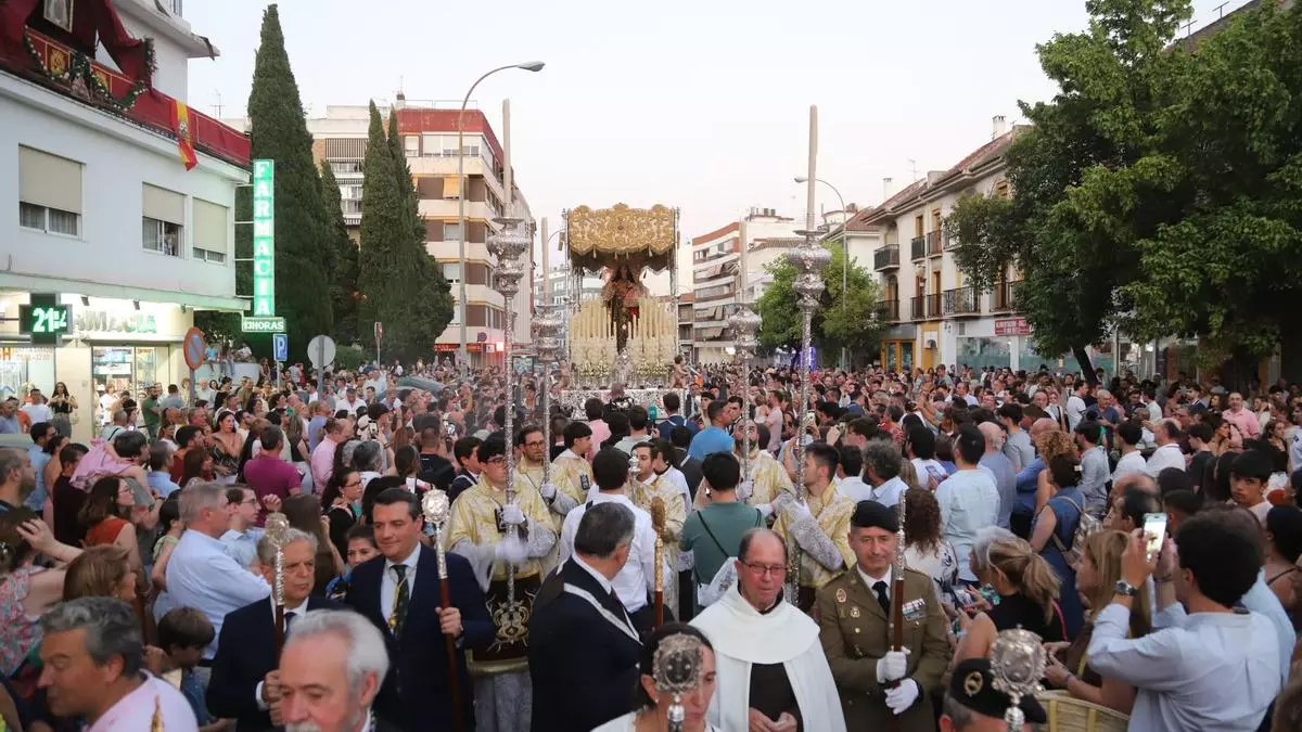 Un mar de gente acompaña a la Virgen del Carmen en Córdoba