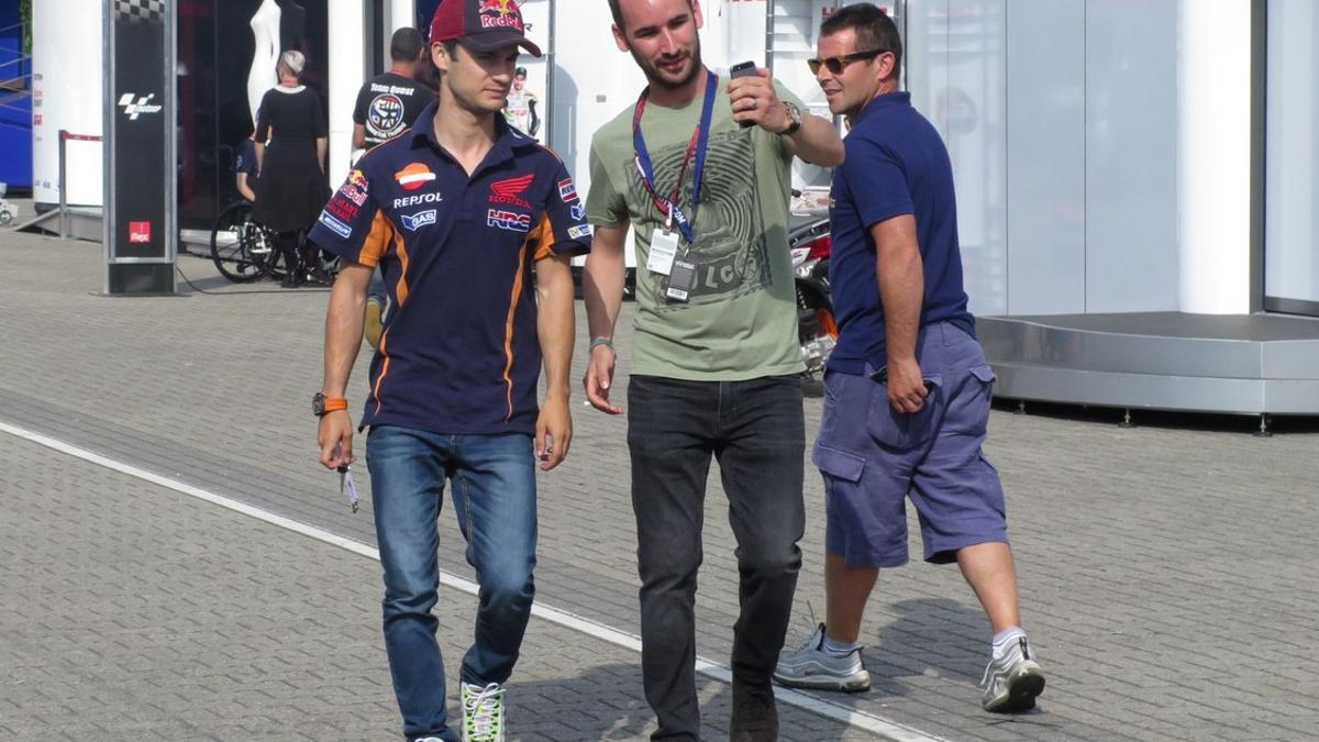 Un aficionado se hace una foto con Dani Pedrosa cuando el piloto catalán acudía a la reunión de Assen.