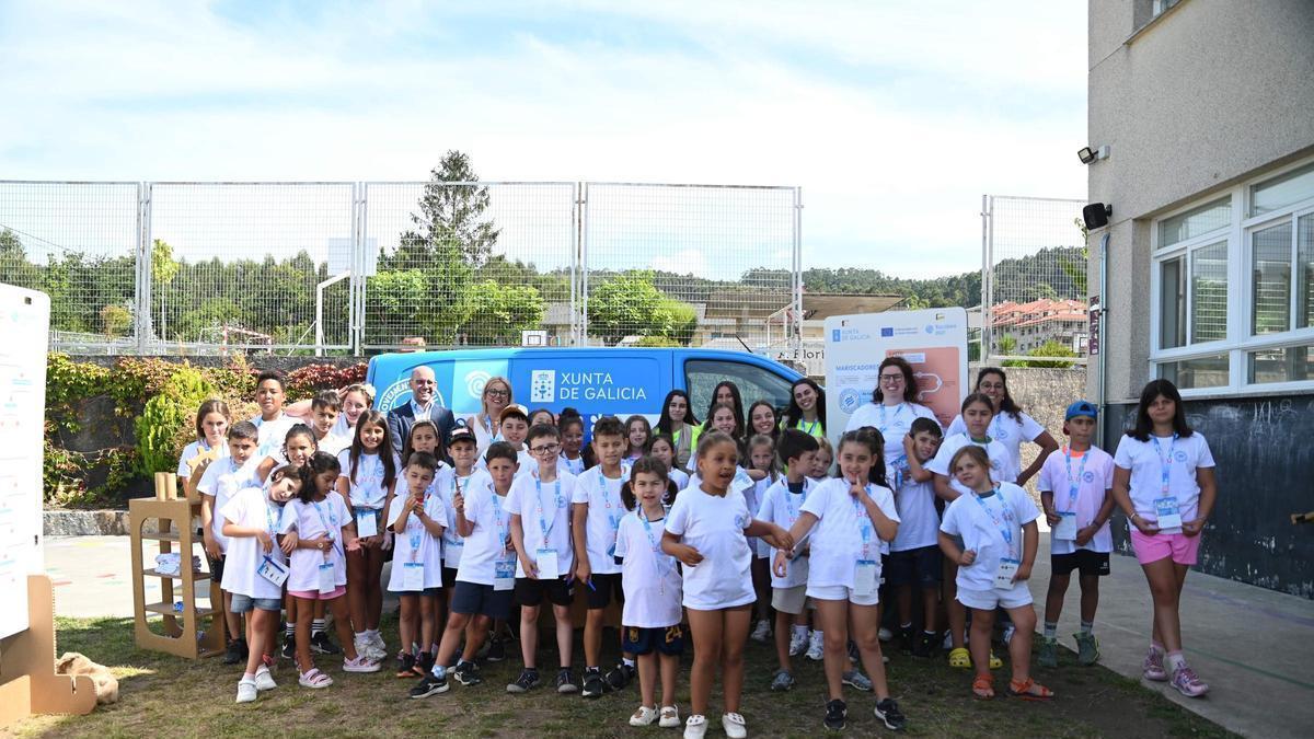 Los niños, responsables del campamento, y el consejero Isaac Rosón posando en grupo