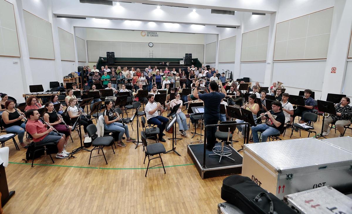 Primer ensayo general del coro y la orquesta de la misa del papa en el Puerto de Santa Cruz de Tenerife