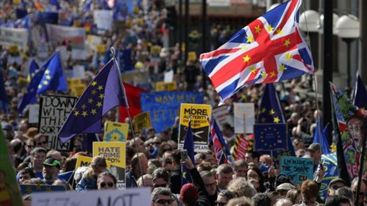 Banderas de Europa y pancartas contra el 'brexit', en la manifestación europeísta que ayer recorrió las calles de Londres.