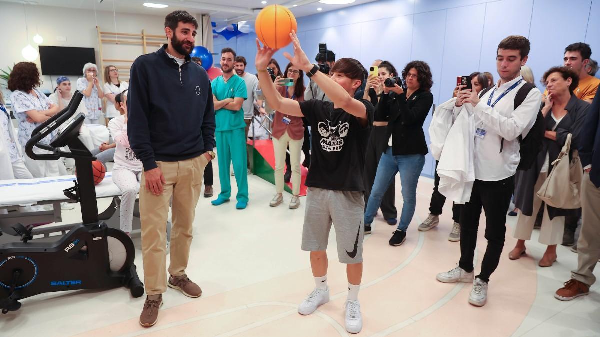 Ricky Rubio, junto a un paciente en la nueva área