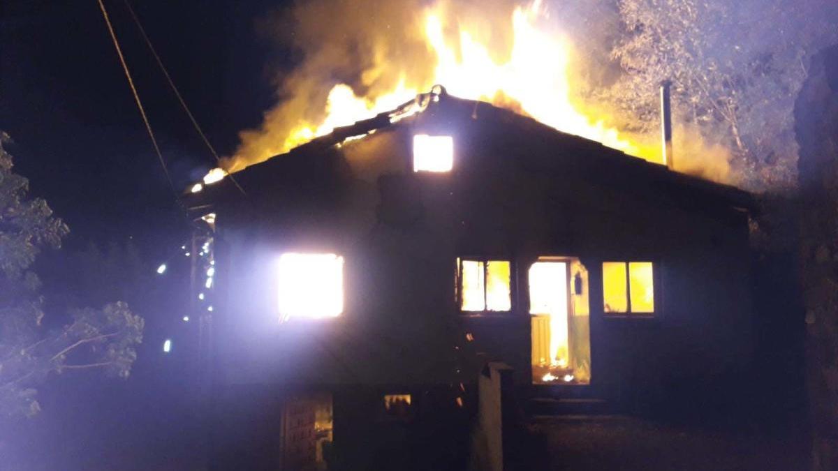 Un incendio calcina una casa en Cabranes