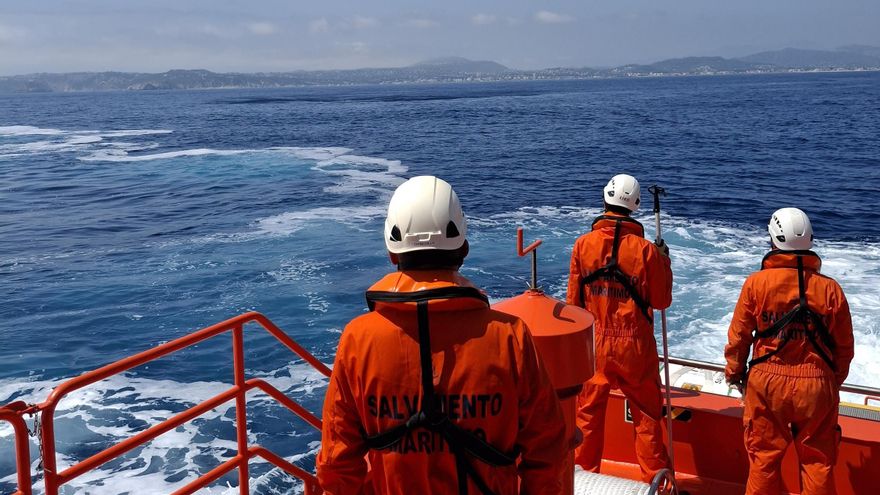 Salvan a 17 migrantes, entre ellos una niña, localizados en una patera a 20 millas de la costa de Valencia