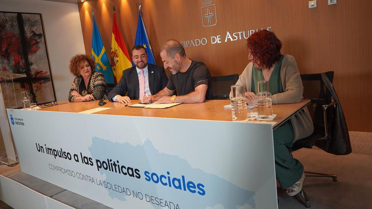 Por la izquierda, Marta del Arco, Adrián Barbón, Ángel García y Cecilia Pérez, durante la firma.