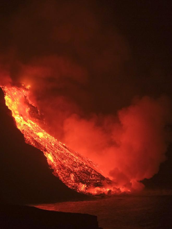 La lava de la erupción volcánica llega al mar