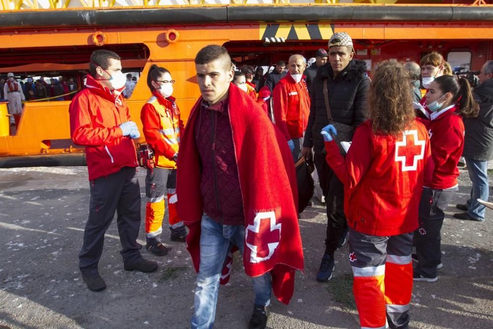 Llegada al puerto de Cartagena de los inmigrantes rescatados en el mar