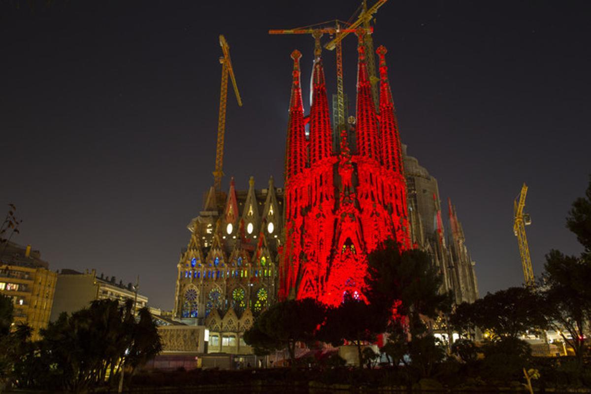La Sagrada Família iluminada con motivo del Día Internacional del Sida