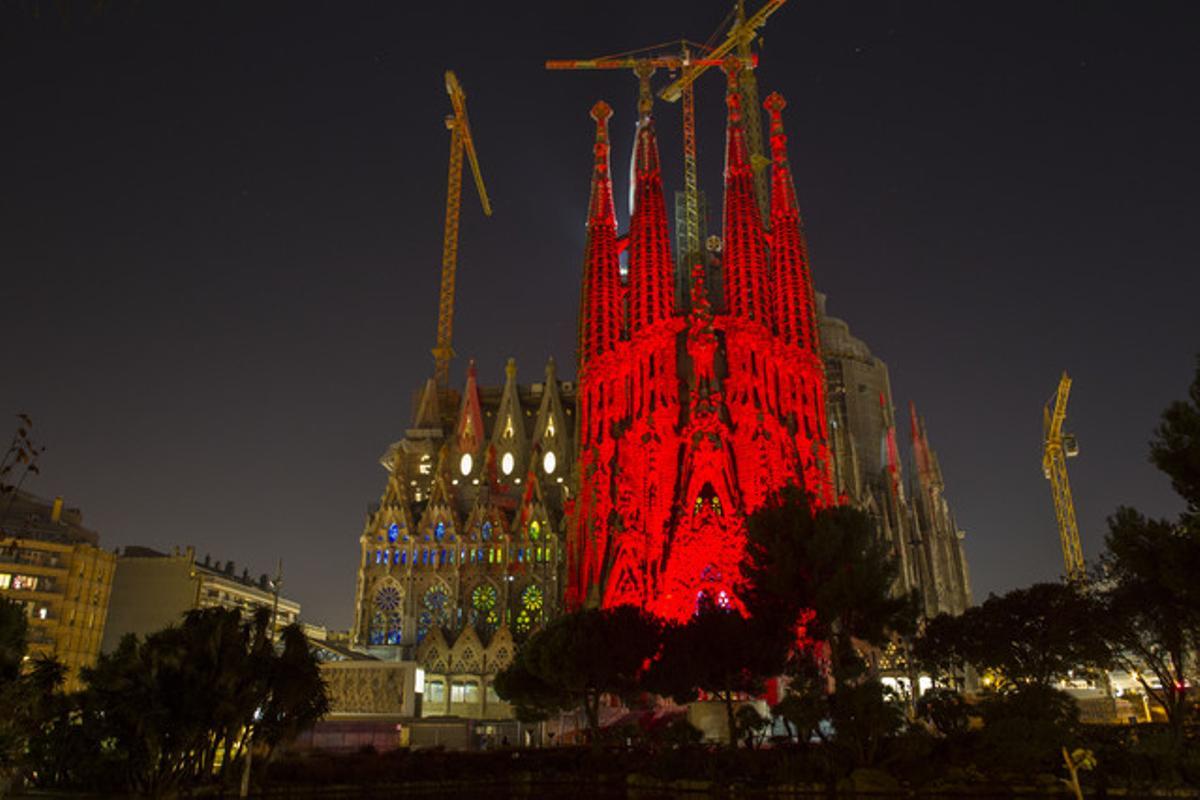 La Sagrada Família, il·luminada amb motiu del Dia Internacional de la Sida