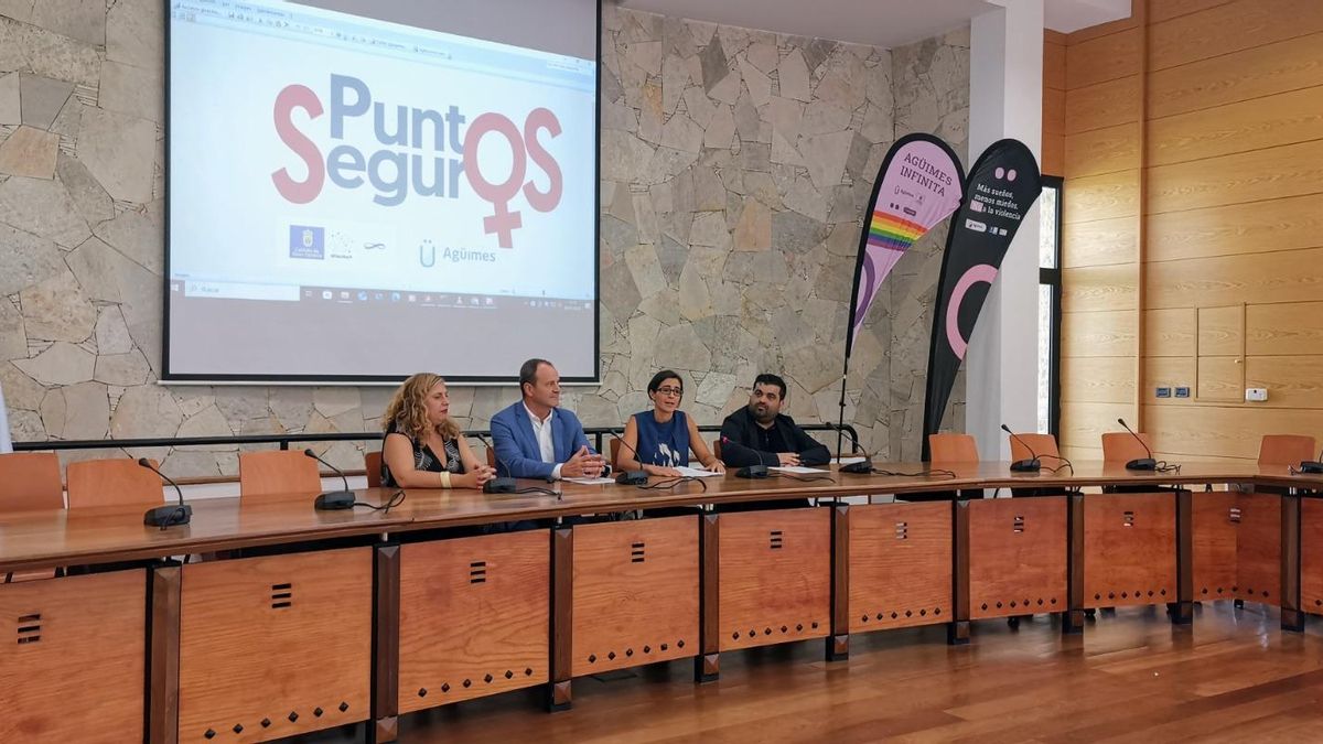 Presentación de Puntos Seguros en el ayuntamiento de Agüimes, con la edil López, junto al alcalde Hernández.