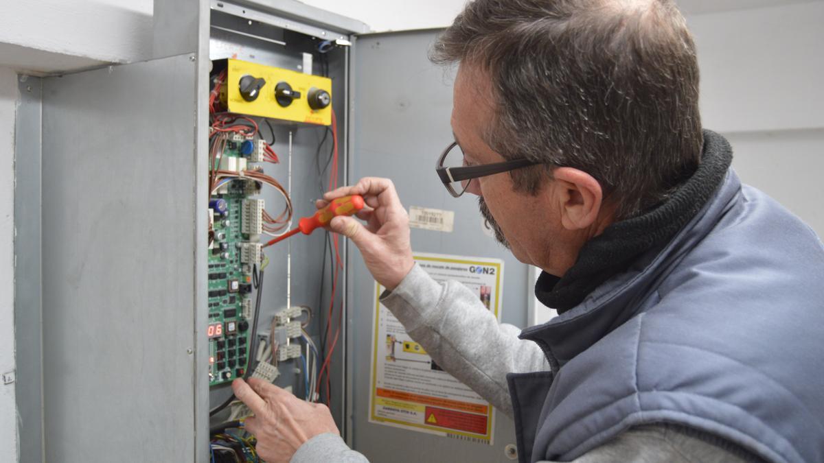 Técnico de Netel durante una instalación.