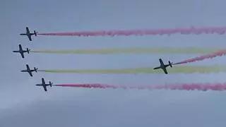 Los cazas de la Patrulla Águila hacen sus últimas acrobacias ante el Rey en su vuelo de despedida