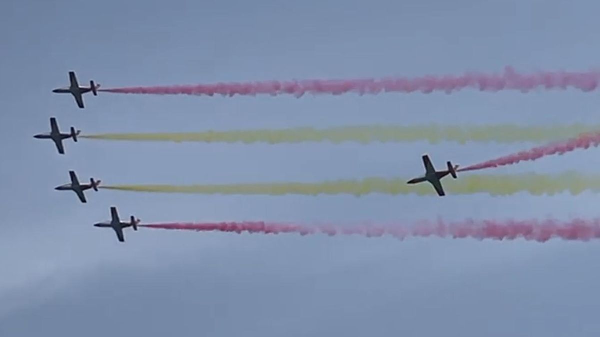 Aviones de la Patrulla Águila en su vuelo de despedida