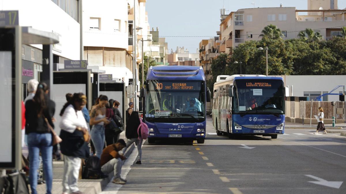 Imagen de archivo de dos autobuses frente al Cetis. | TONI ESCOBAR