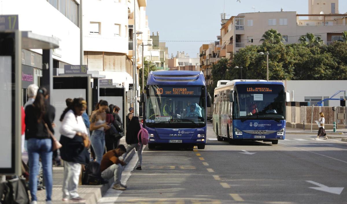Imagen de archivo de dos autobuses frente al Cetis. | TONI ESCOBAR