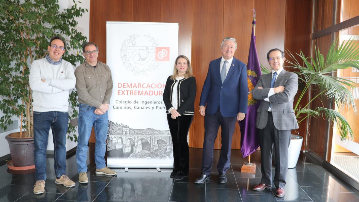 Carlos Muro Plaza, Santiago Hernández, Leticia Lojo, José Manuel Blanco (decano), Francisco Plaza, en la sede del CICCP.