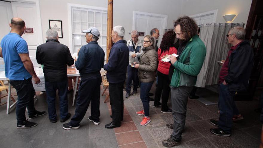 Votantes hacen cola este domingo para ejercer su derecho al sufragio en uno de los colegios electorales de Santa Cruz de Tenerife.