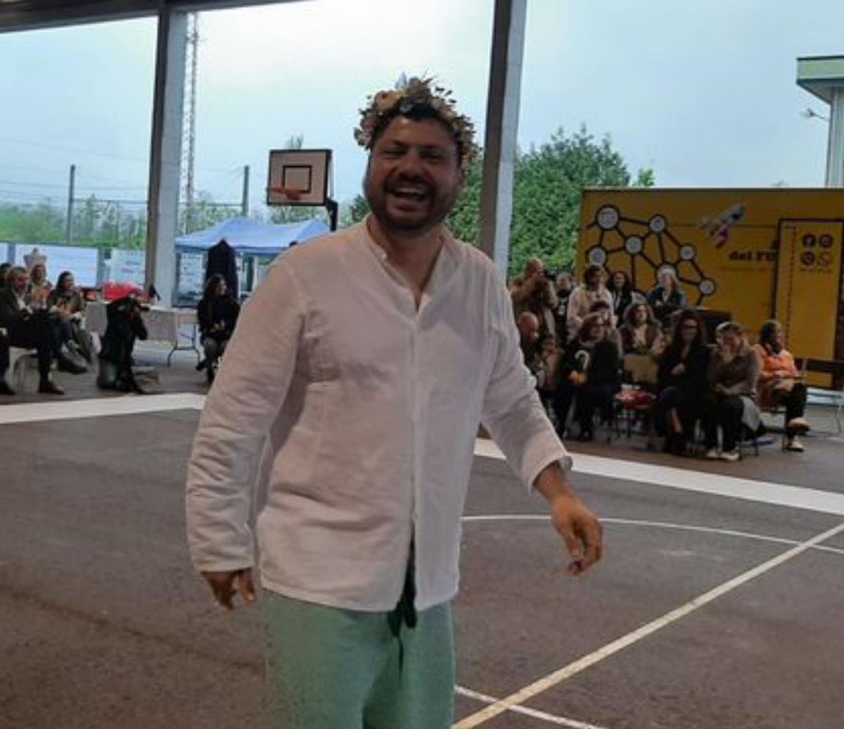 El doble desfile del alcalde de Bimenes