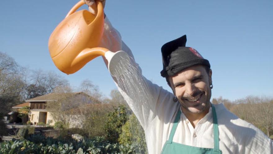 Rodrigo Cuevas hace un cameo en "Riega Antón", el videoclip de la nueva canción de Petit Pop