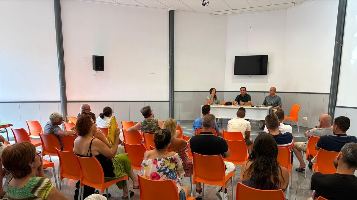 El Centro Social Copet acogió la reunión de vecinos con el alcalde Bernabé Cano y la presidenta de la Urbanización, Mercedes Pérez Mantas Emilio Martí Guerra, secretario – administrador