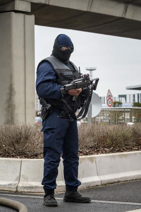 Operación policial en el aeropuerto parisino de Orly.