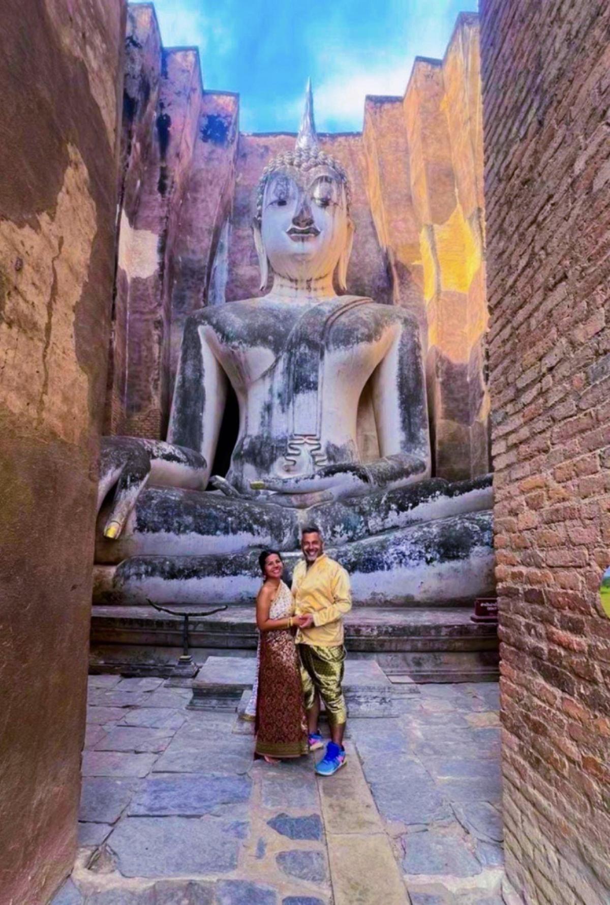 Jesús Marteles y su actual pareja posan en una foto en un templo de Tailandia