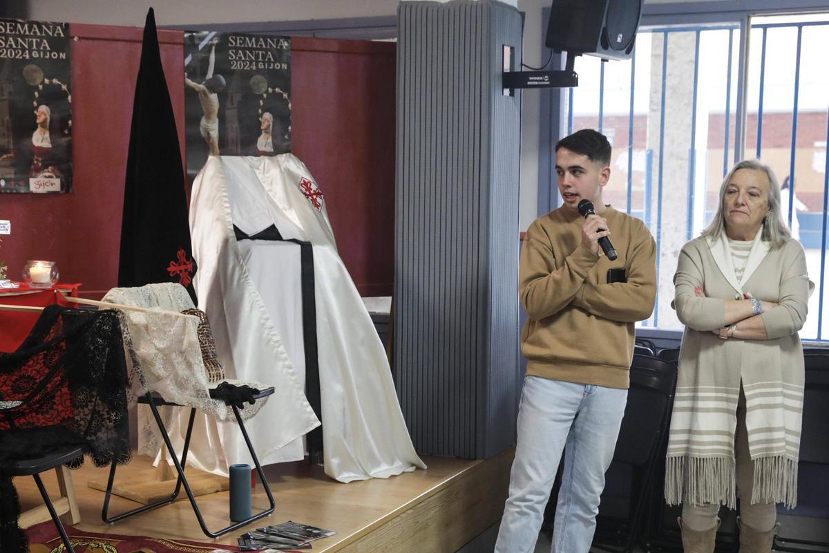Los cofrades de Gijón buscan nuevos penitentes en el colegio San Miguel (en imágenes) Los cofrades de Gijón buscan nuevos penitentes en el colegio San Miguel (en imágenes)
