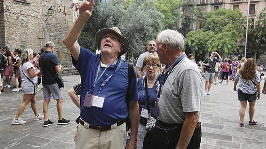 Un grupo de turistas mayores en la Catedral de Barcelona.