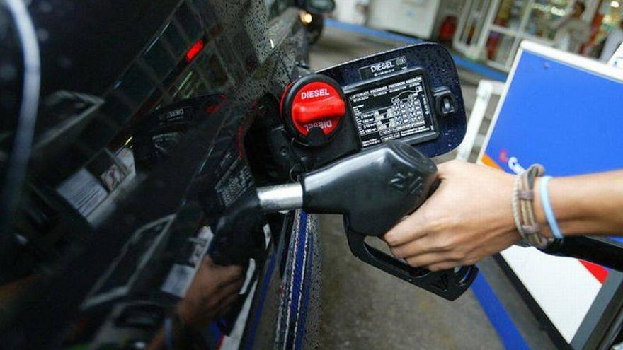 El precio de los carburantes vuelve a bajar en pleno agosto