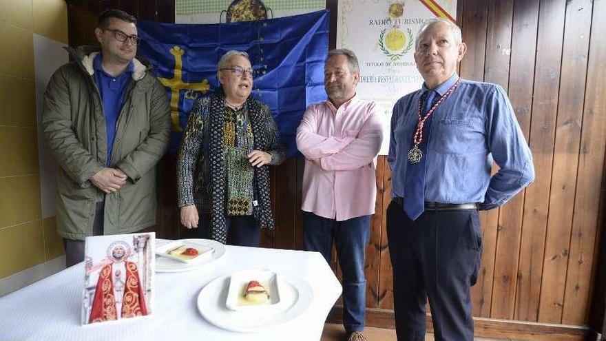 Por la izquierda, Carlos Mora, Josefa Sanz, Rogelio Pando y Justo García, responsable del Yumay, ayer, durante la presentación de la tapa en el restaurante de Villalegre.