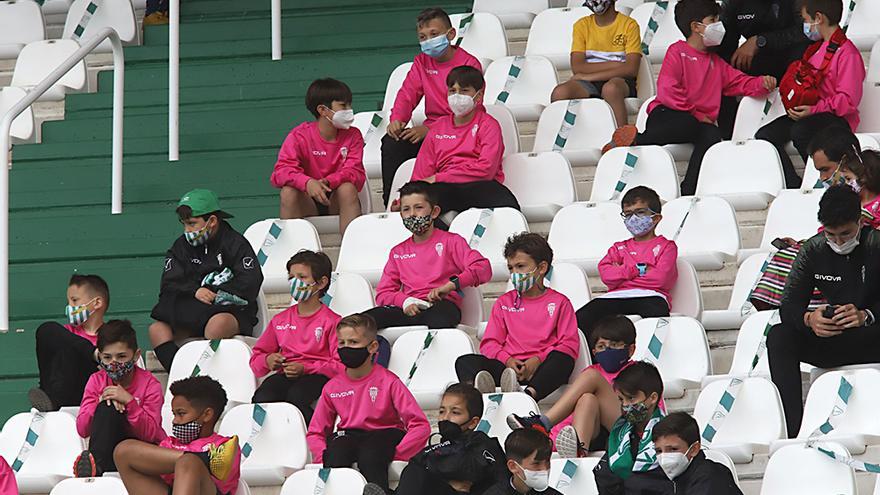 Aficionados asistentes al encuentro Córdoba CF-Cádiz B