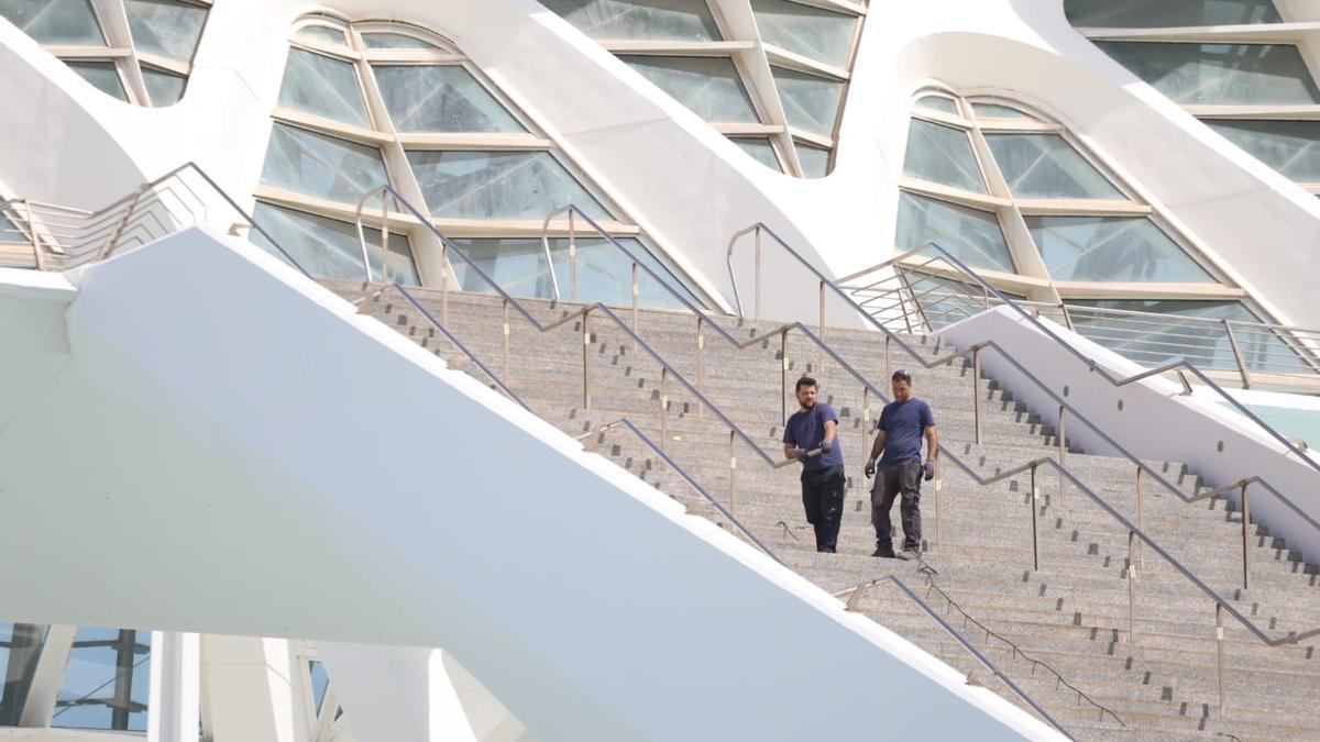 Unos operarios retiran las barandillas de las escaleras del Museo de las Ciencias para el rodaje.