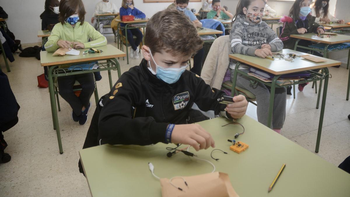 Actividad de la última edición presencial de Pontenciencia con escolares de Primaria.