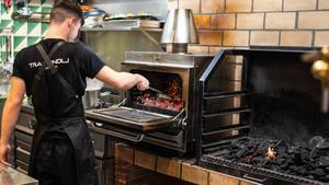 El horno con la brasa a punto en Tramendu, en La Bordeta.