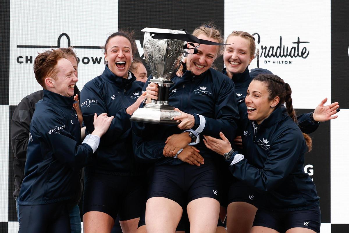 Esther Briz, segunda por la izquierda, en el podio con el trofeo de campeonas.