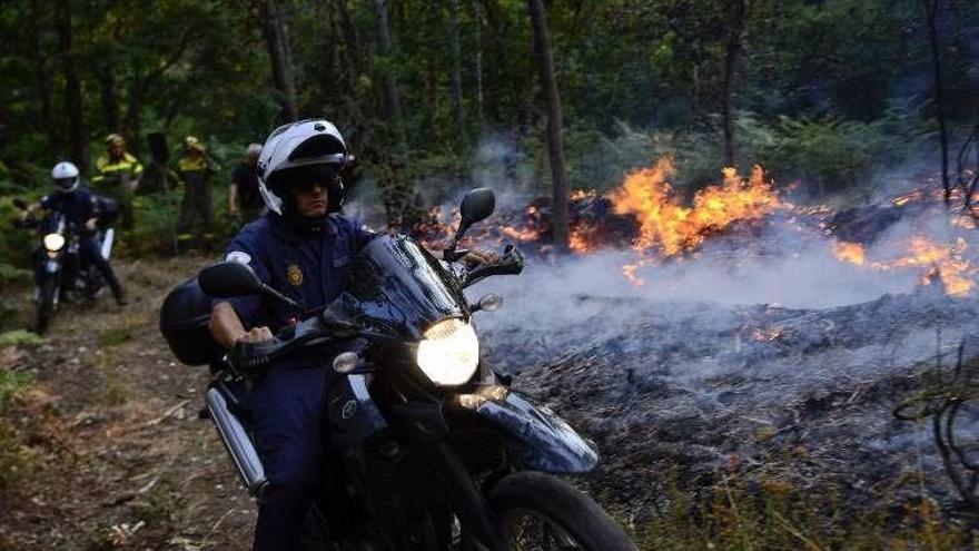 Agentes de la Autonómica, actuando en un incendio. // Brais Lorenzo