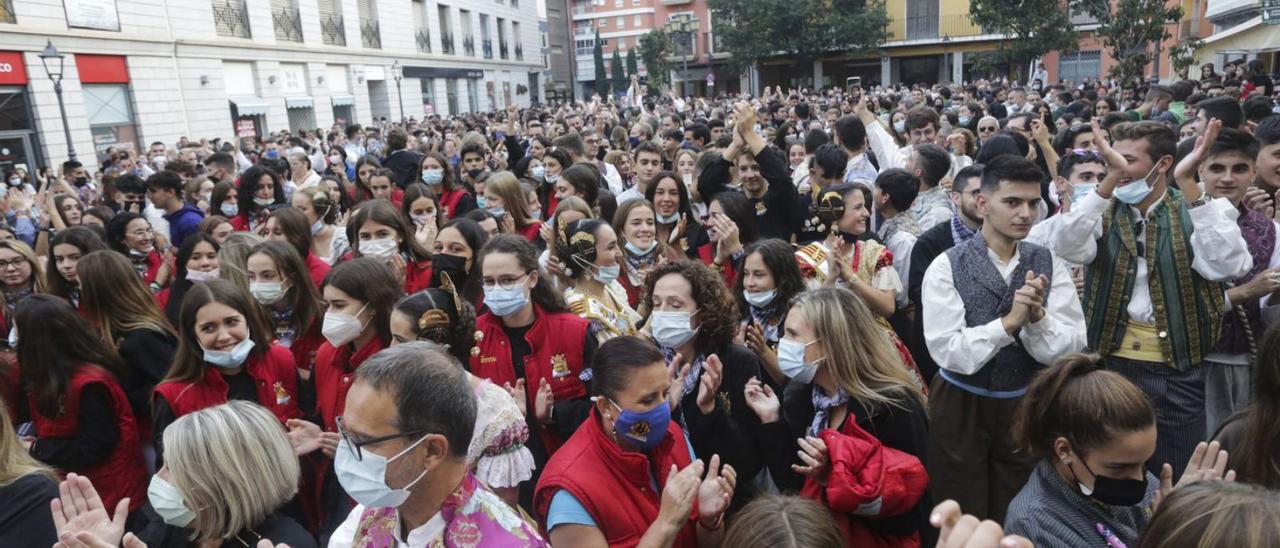 Concentración de cientos de personas en la entrega de premios de las fallas en octubre. | PERALES IBORRA