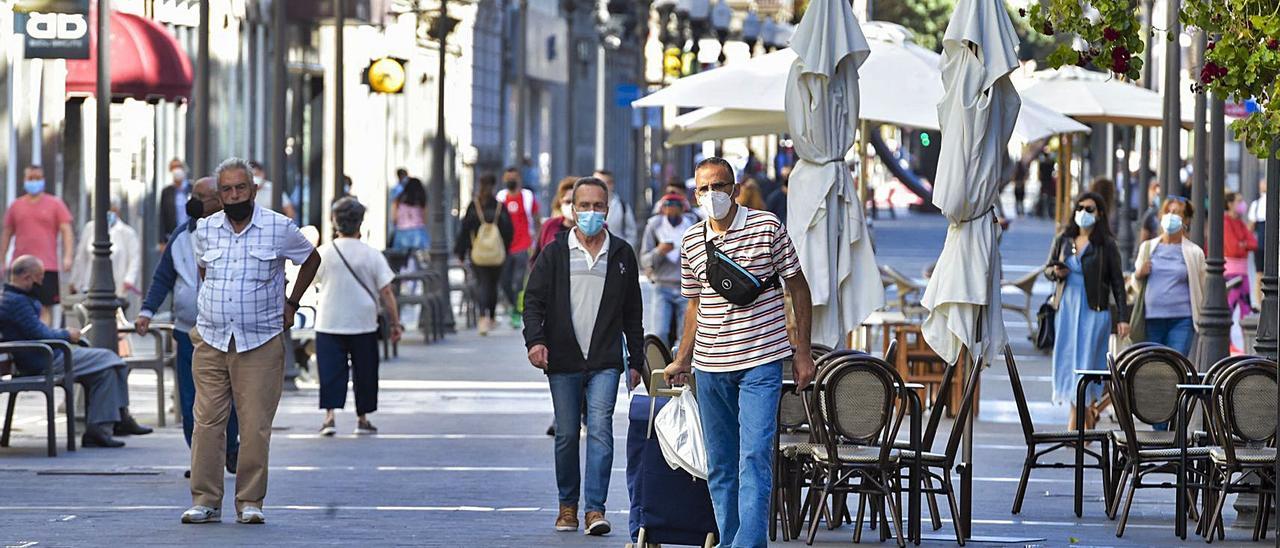 Personas con mascarillas en la calle Mayor de Triana de la capital grancanaria. | | ANDRÉS CRUZ